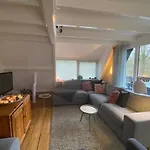Шале Vakantiehuisje In Het Bos Дюрбюи