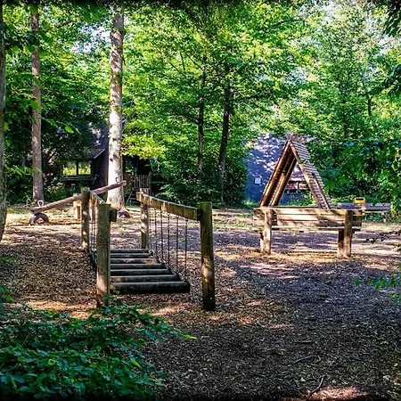 Шале Vakantiehuisje In Het Bos Дюрбюи